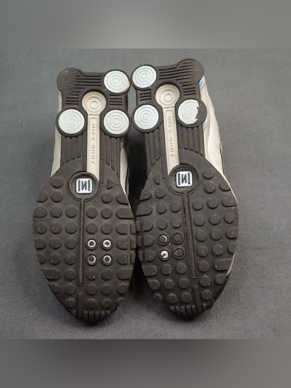 Nike Shox R4 Youth Size 7Y Womens 8.5 Metallic Silver Black Blue CW2626-004 - Picture 15 of 15